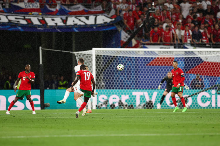 “00后”拯救葡萄牙，补时绝杀捷克，C罗连续六届出战欧洲杯创纪录